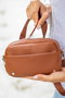 Zoozie Bags Bolso Bandolera de Piel PU Tostado - Elegante y Sofisticado, 21x6x13 cm